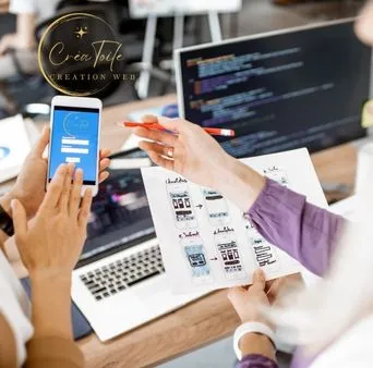 Équipe CréaToile travaillant sur un projet de création de site web à Paris